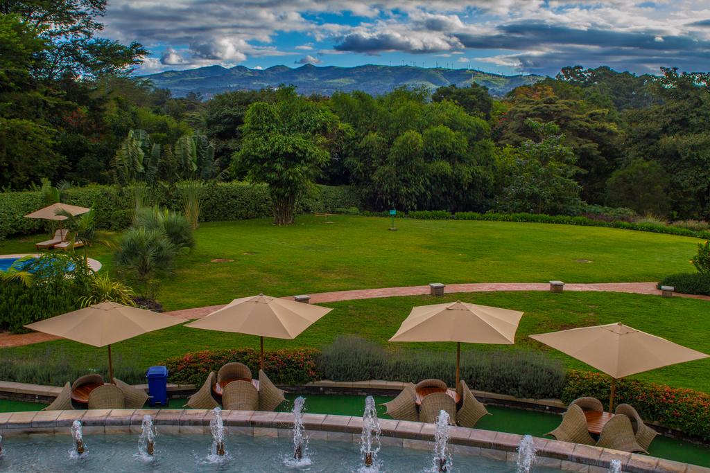 Hemingway's Hotel Nairobi iSafiri